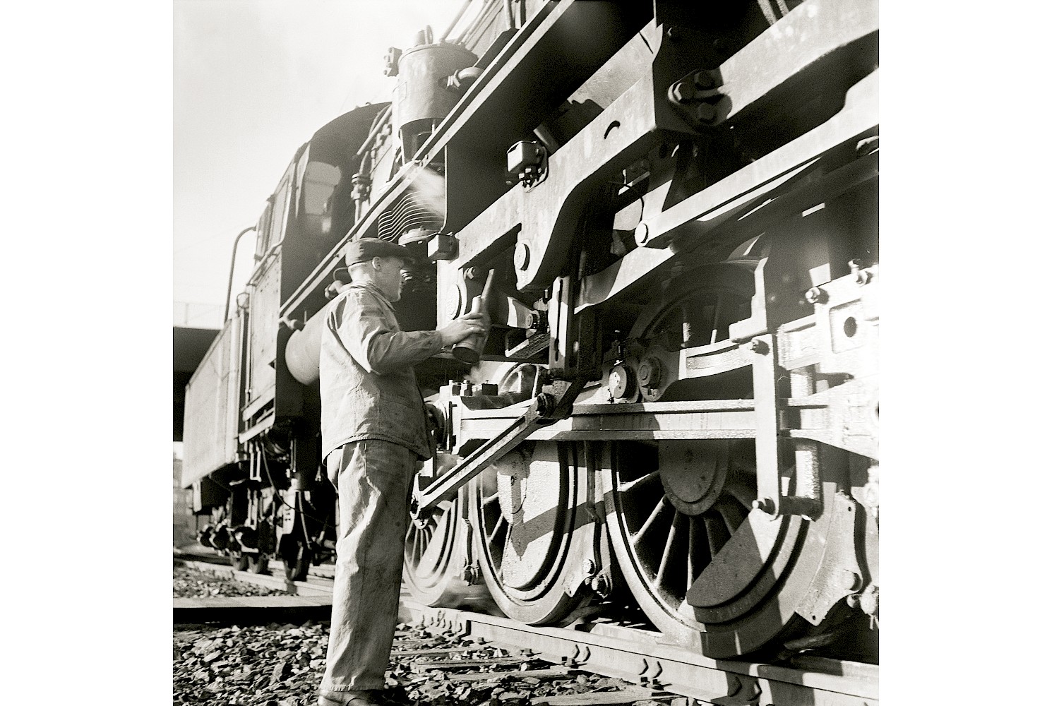 Eisenbahner mit Lokomotive auf dem Rangierbahnhof Wolf: der Zug ist bereit. Foto SBB Historic