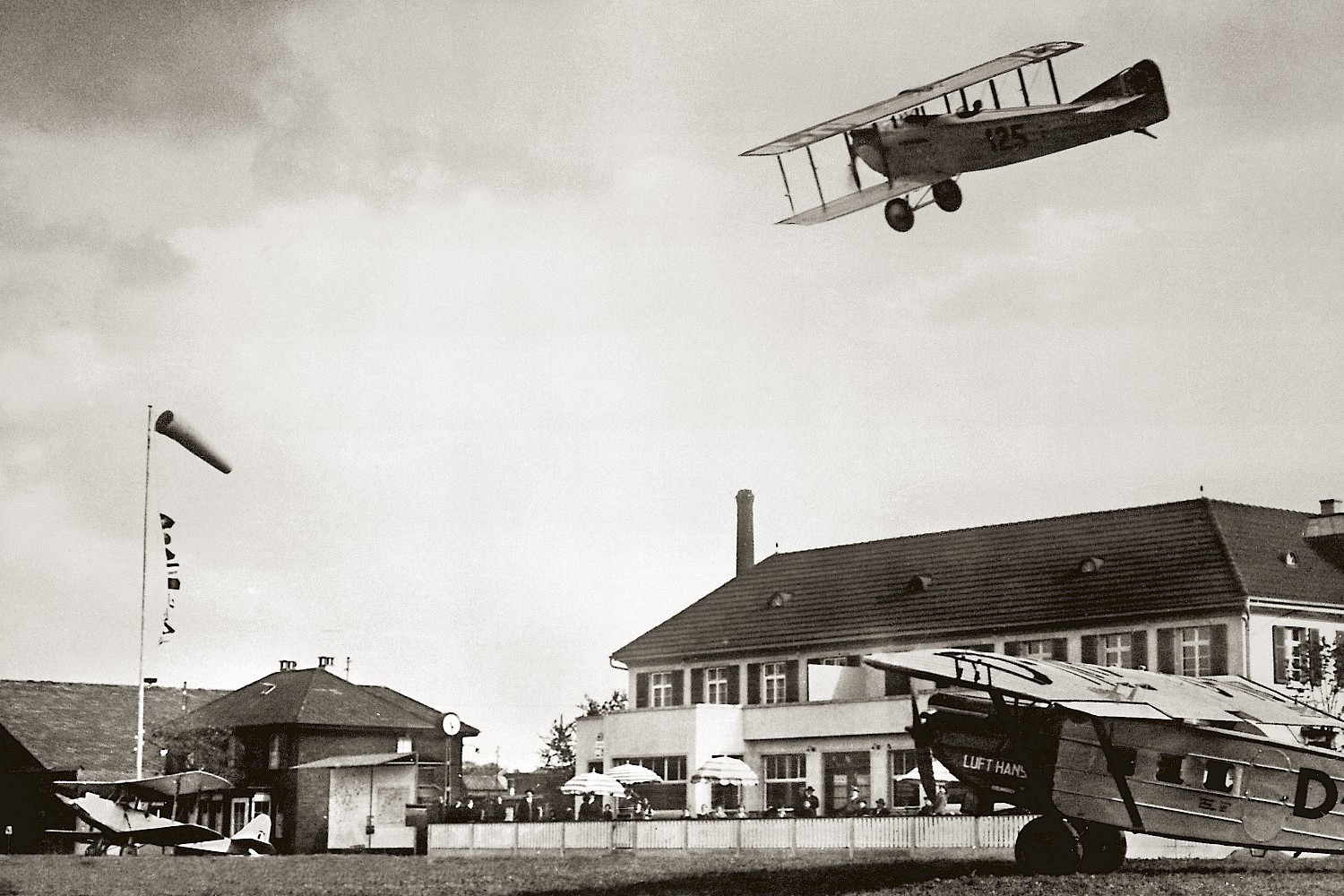 Nach dem Zweiten Weltkrieg wurde der Flugplatz definitiv geschlossen. Das Gelände wurde aber erst ab Mitte der Sechzigerjahre überbaut. Bildquelle: Staatsarchiv Basel-Stadt, BALAIR 393