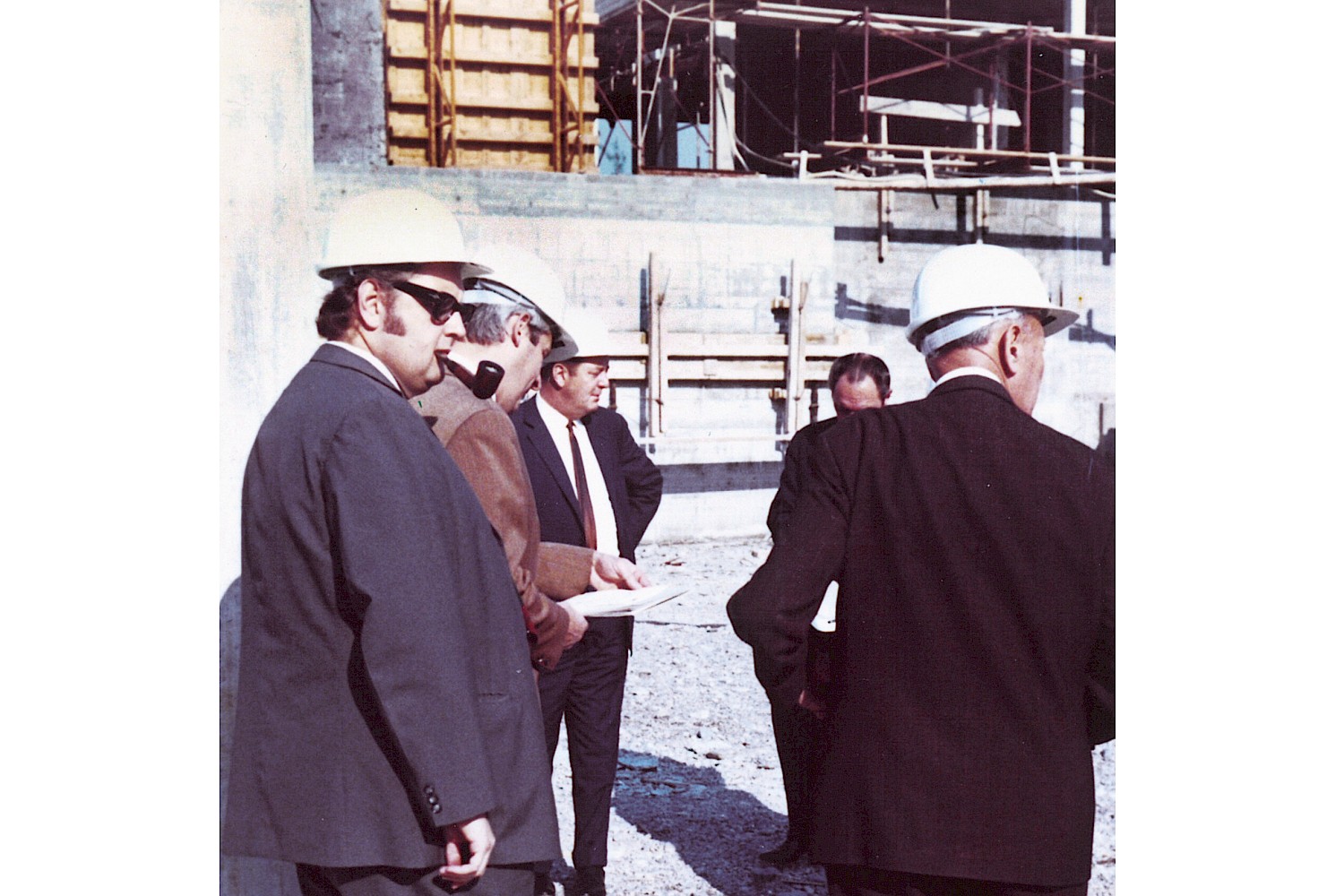 Baustellenbegehung mit EBG-Hausarchitekt Werner Walther (links).