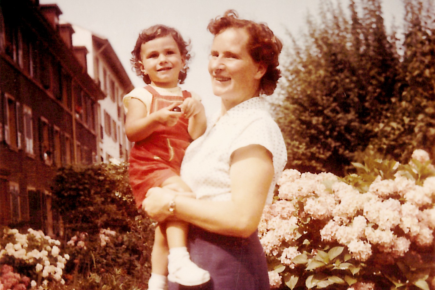 mit Sohn Richard,  Garten Birsstrasse 190 (1956)