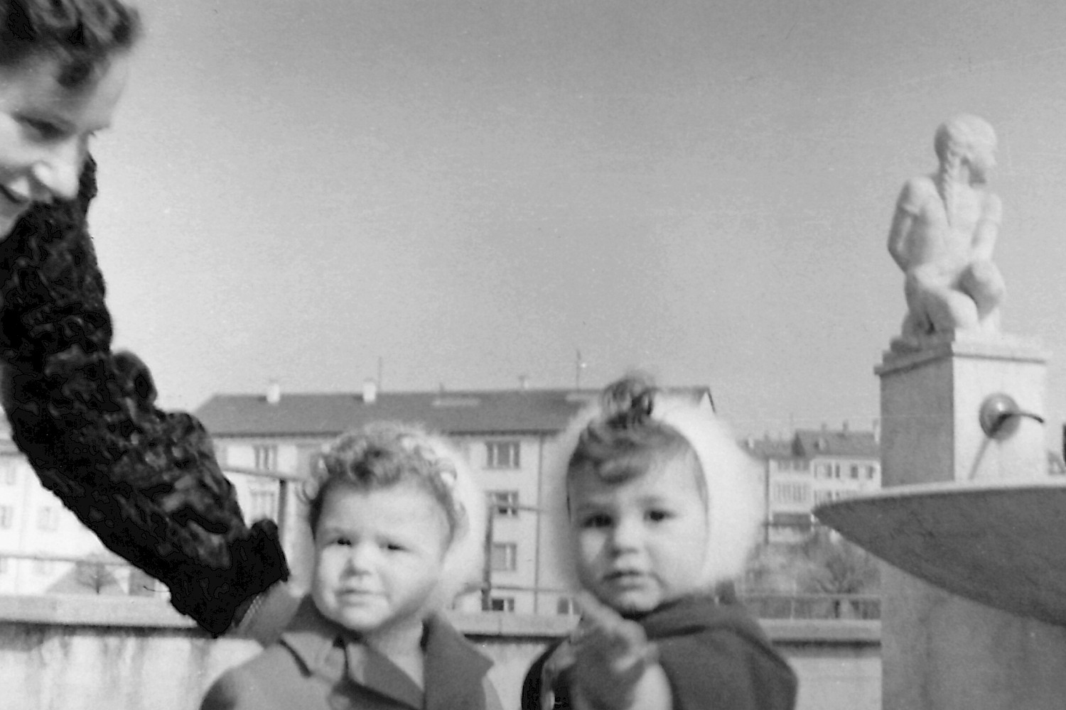 mit Tochter Marlies und  Nachbarskind, an der Birs (1939)